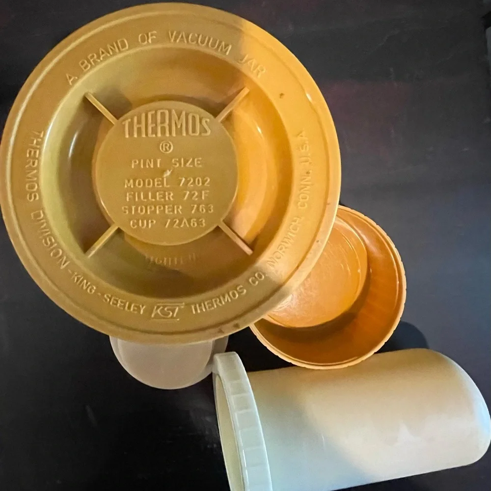 Vintage Thermos pint size mustard yellow handle hot‎ or cold